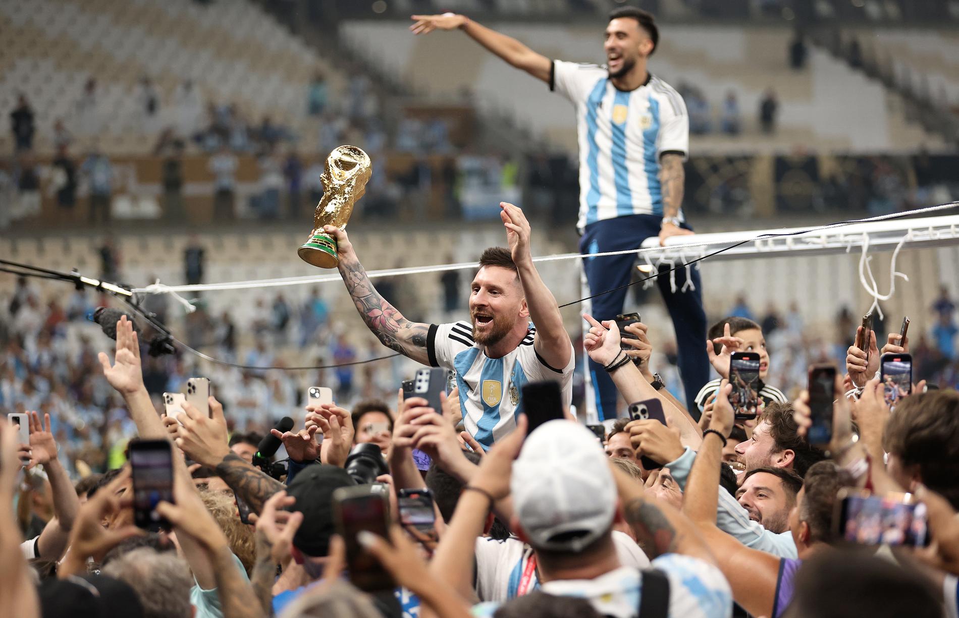 Messi firar med VM-bucklan – som är fejk. 