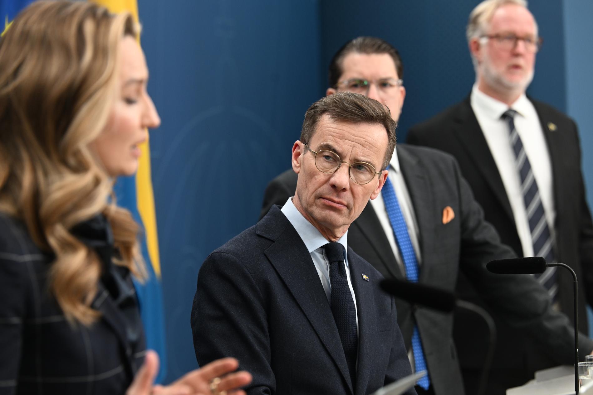 Näringsminister Ebba Busch (KD), statsminister Ulf Kristersson (M), Sverigedemokraternas partiledare Jimmie Åkesson (SD) samt arbetsmarknads- och integrationsminister Johan Pehrson (L).