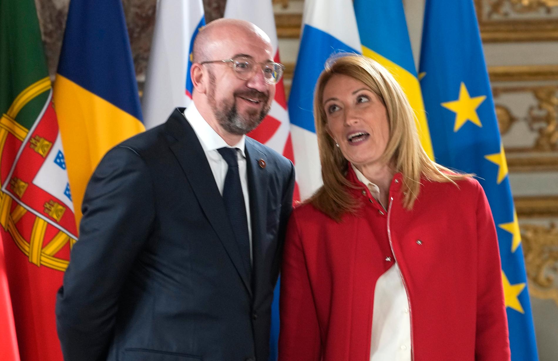 EU:s rådsordförande Charles Michel tillsammans med EU-parlamentets talman Roberta Metsola vid ett toppmöte i Versailles utanför Paris i våras. Arkivbild.