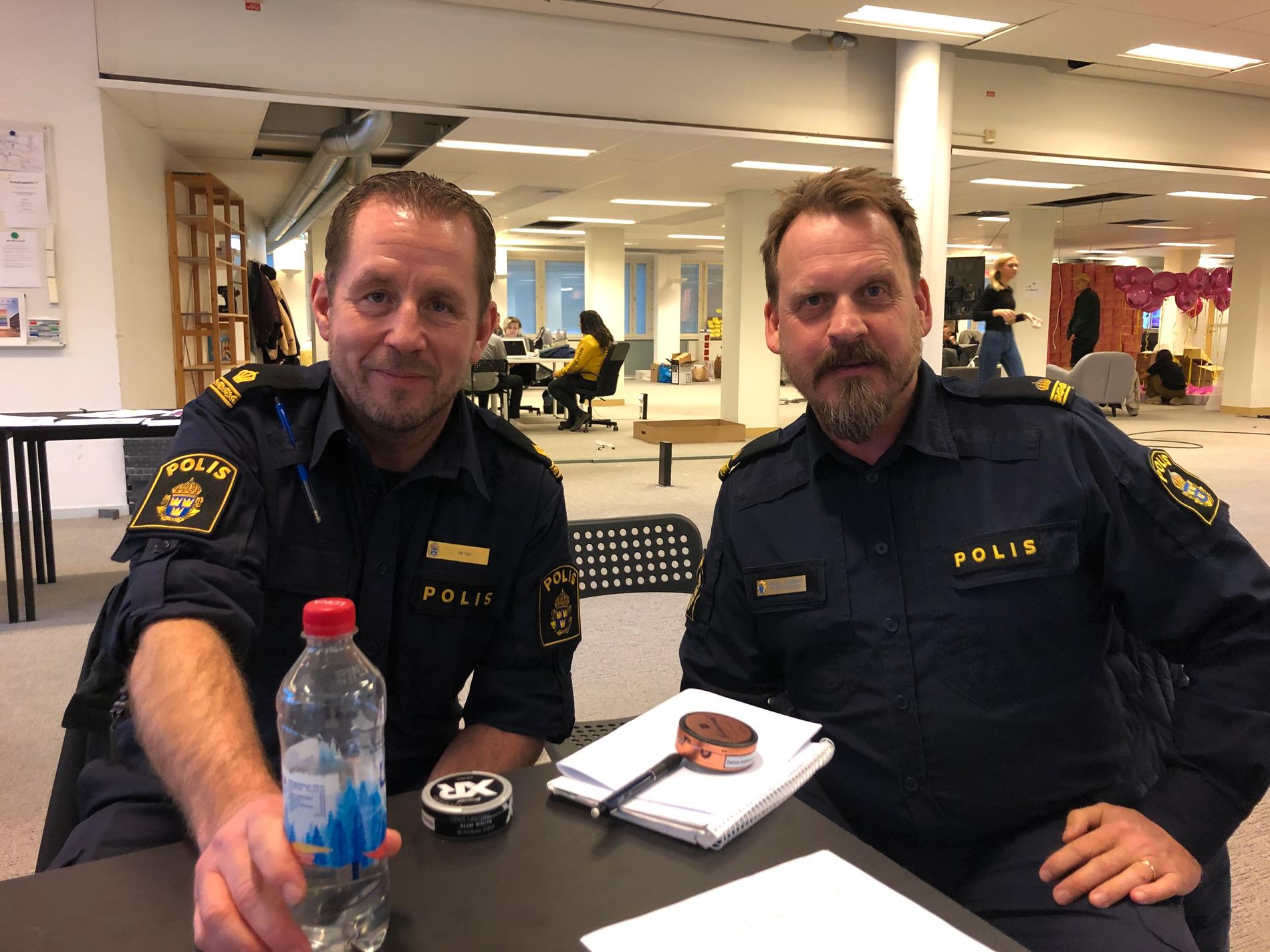 Polisinspektörerna Peter Aasa och Mikael Sundberg vid Farstapolisen har gått igenom de nya "Big brother"-lokalerna.