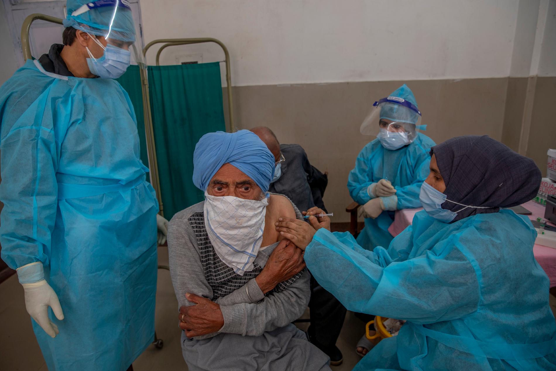 En man får covid-vaccin på en vårdcentral i Srinagar i Kashmir.