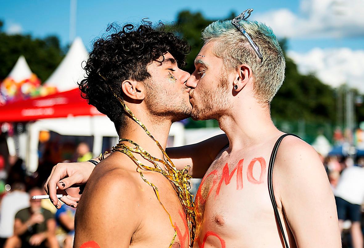 KÄRLEK! I dag går Prideparaden genom Stockholm. Bilden togs på förra årets tåg.