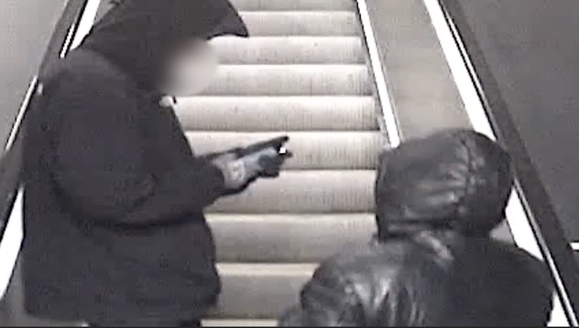 De misstänkta rånarna i tunnelbanan.