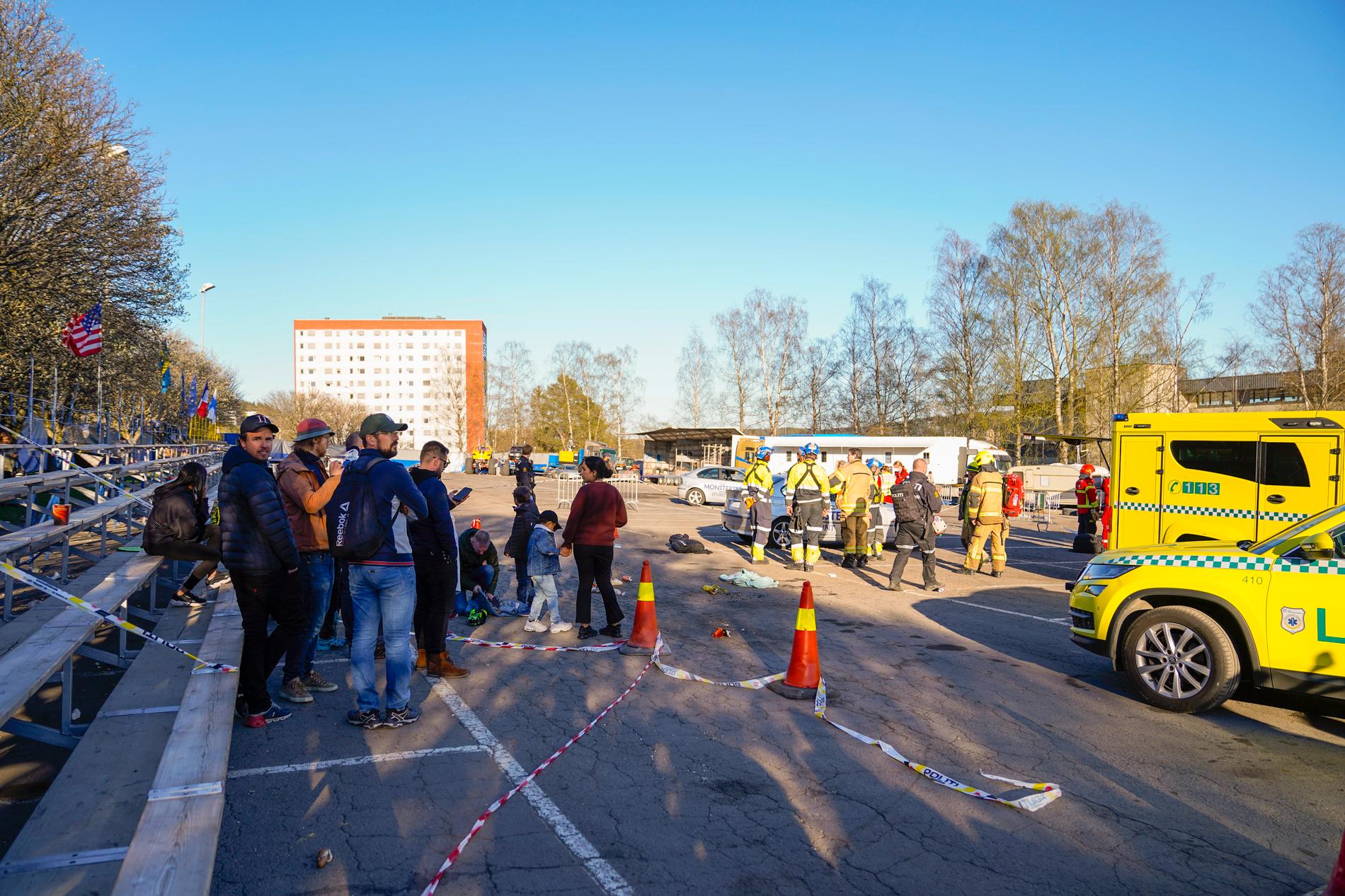 Minst sex personer ska ha förts till sjukhus med ambulans efter att en bil kört in i en folkmassa i Oslo.