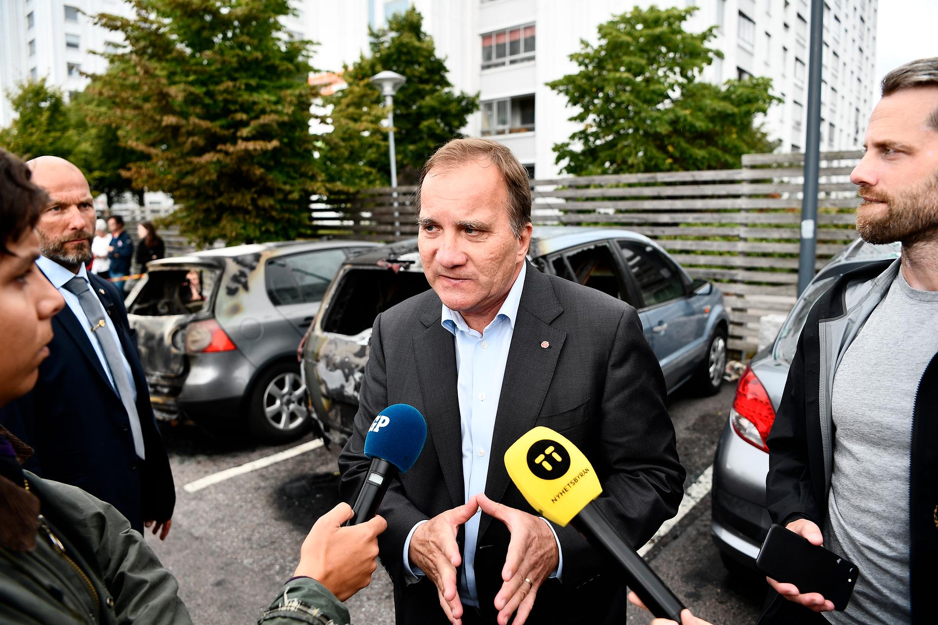 Statsminister Stefan Löfven (S) och justitieminister Morgon Johansson vid Frölunda torg i Göteborg dagen efter bilbränderna.