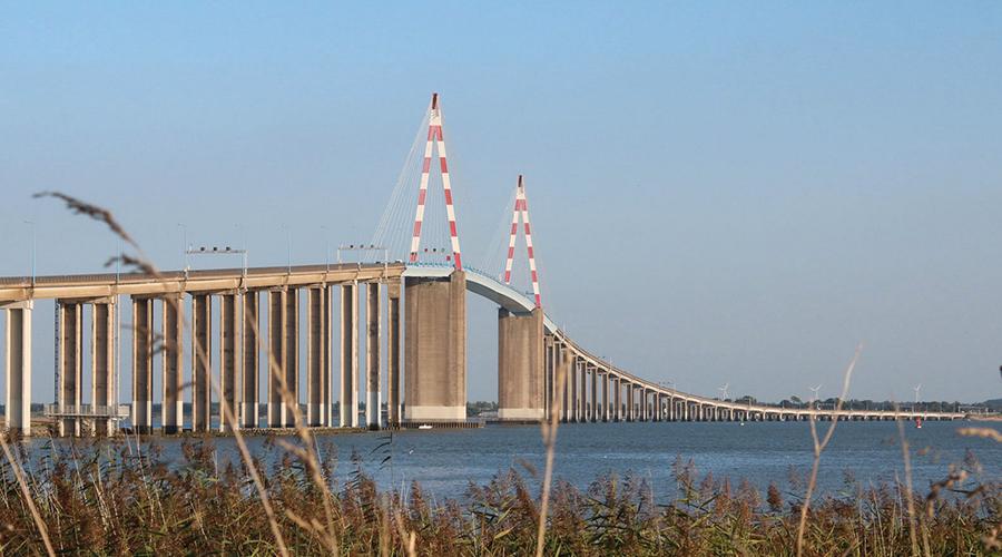 Bron över floden Loire i Saint-Nazaire pekas ut som ett av terrormålen.