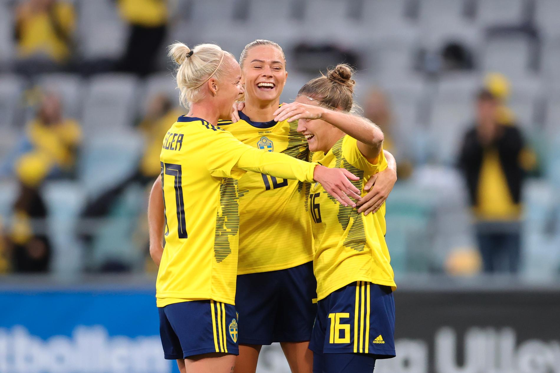 Caroline Seger, Fridolina Rolfö och Filippa Angeldahl firar att den sistnämnda till slut fick hål på Georgien i tisdagens VM-kvalmatch på Gamla Ullevi.