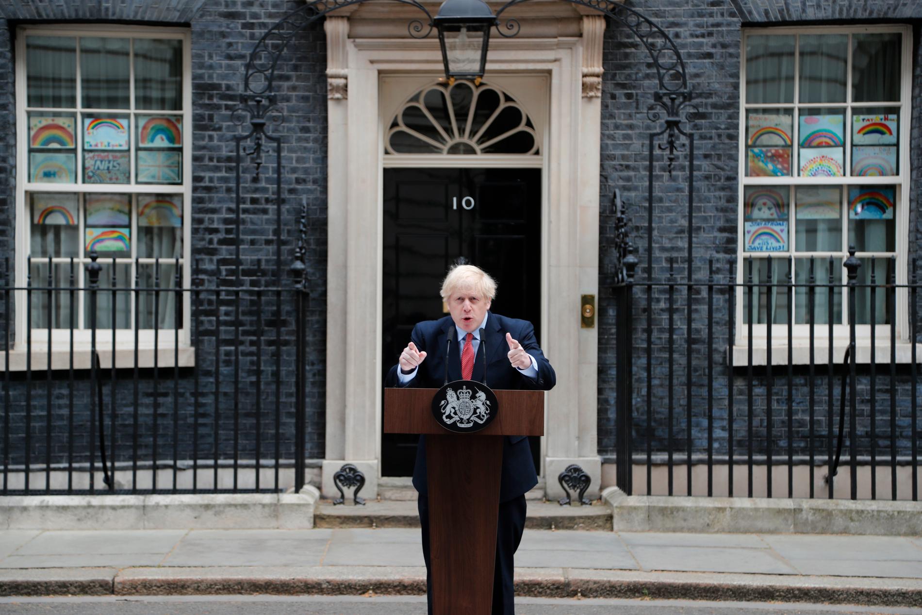 Boris Johnson är tillbaka på jobbet efter att ha tillfrisknat från coronaviruset.