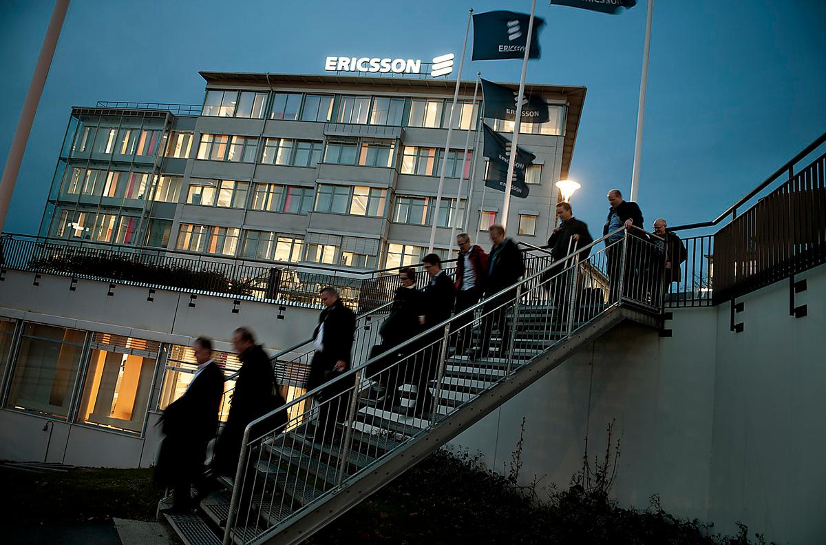 lämnar företaget Anställda lämnar Ericsson i Stockholmsförorten Kista för dagen. I går kom beskedet att 1 550 jobb ska bort 
i Sverige – för att säkra elektronikjättens ”framtida konkurrenskraft”.