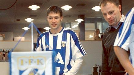 DYR VÄRVNING I januari 2005 presenterades Stefan Selakovic som nyförvärv i allsvenska IFK Göteborg. Dåvarande klubbdirektören Mats Persson (till höger), i dag åtalad för grovt skattebrott, riskerar ett flerårigt fängelsestraff.