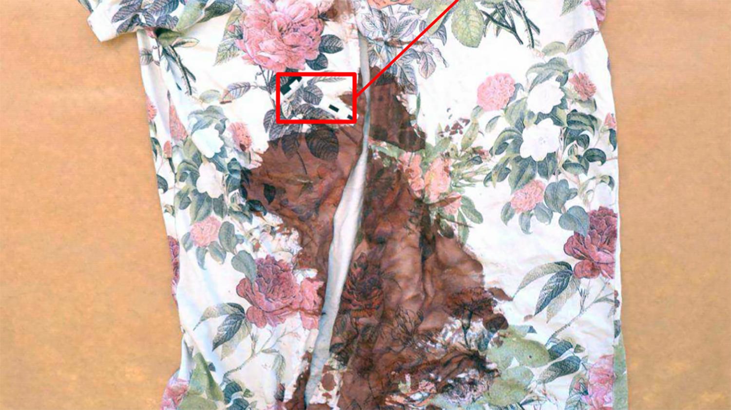 Offrets tröja var dränkt i blod. I bilden syns en markering var kniven gick igenom plagget. I samband med räddningsinsats klipptes plagget upp. Bild från förundersökningen.