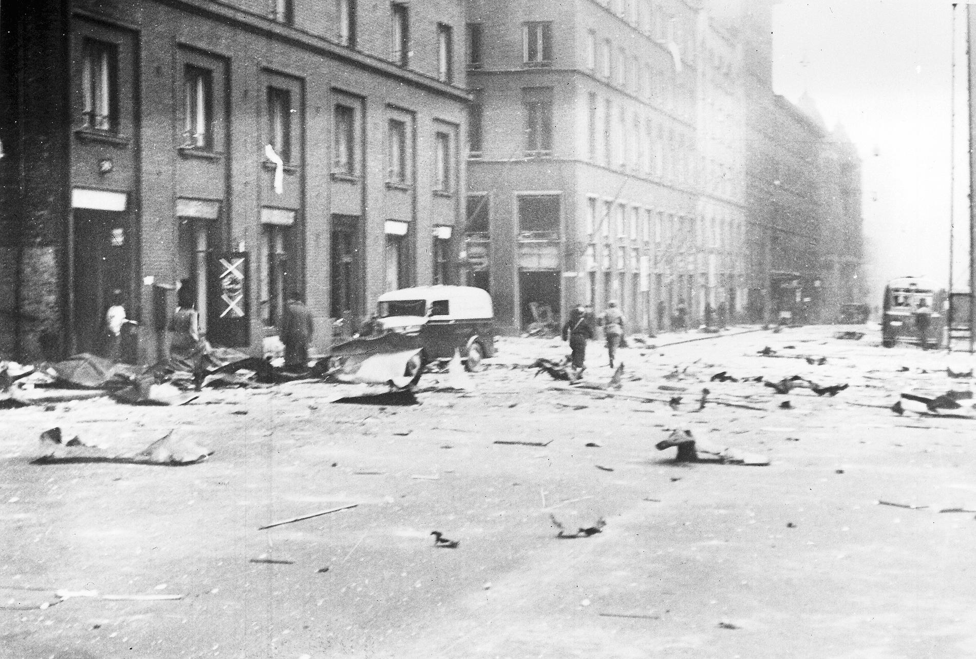 Helsingfors, december 1939. När Sovjet insåg att invasionen inte skulle gå så snabbt som väntat tog man till tung artillerield mot även civila områden.