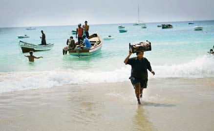 Lokalbefolkningen går ner och hjälper yrkesfiskarna att ta i land sin last. Som belöning får man välja ut fem fiskar att ta med hem.