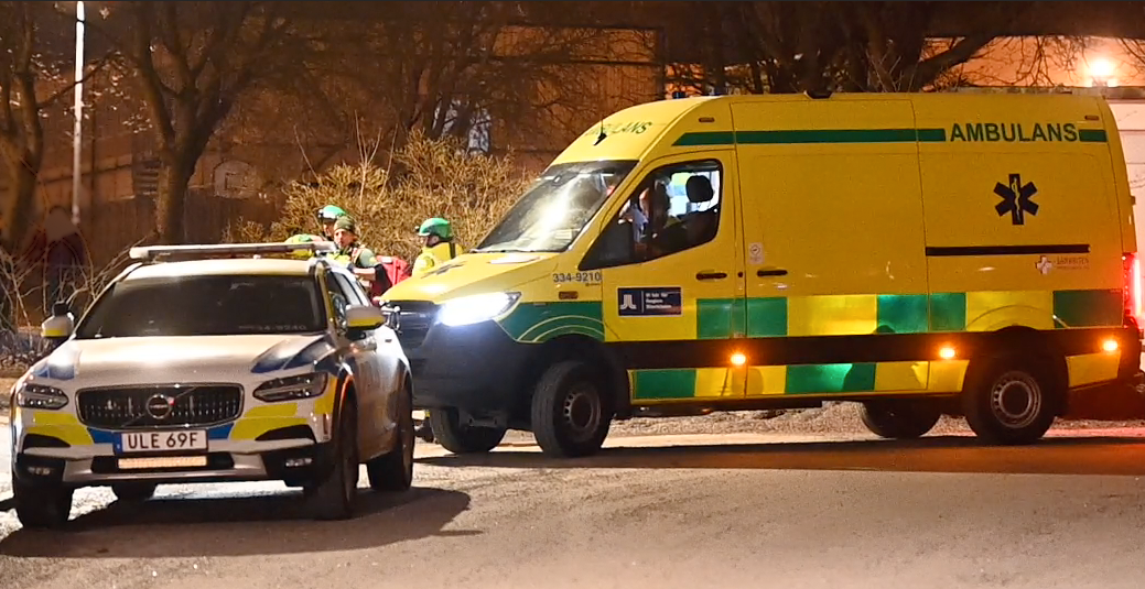 En större insats med ambulanser och polis var på plats i närheten av Täby centrum efter att två män knivskadats. En av dem ska ha hittats i en lägenhet, den andre utomhus. 