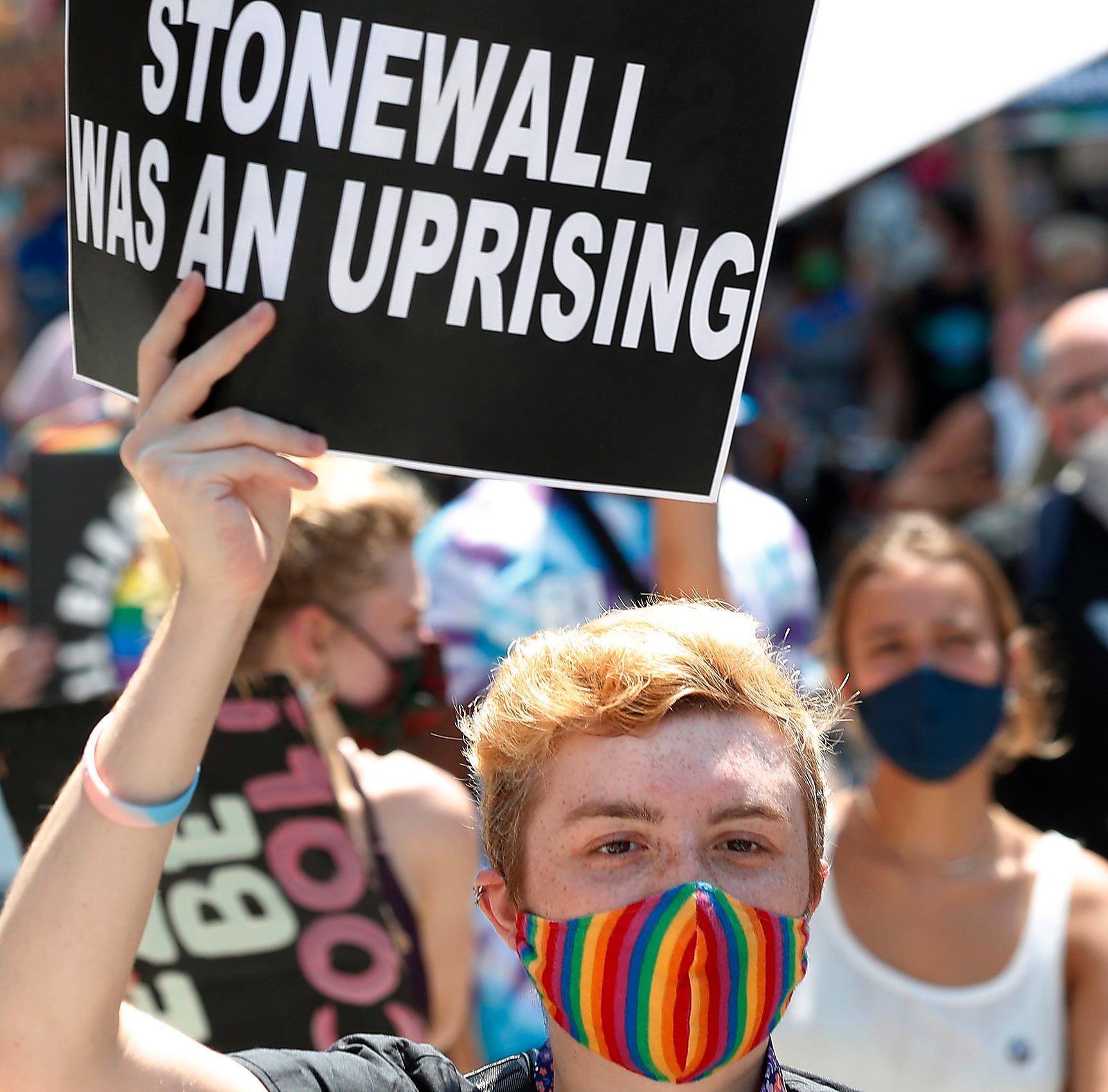  En Black lives matter-demonstrant i New York med ett plakat om Stonewall Inn – gaybaren där dagens hbtq-rörelse föddes.