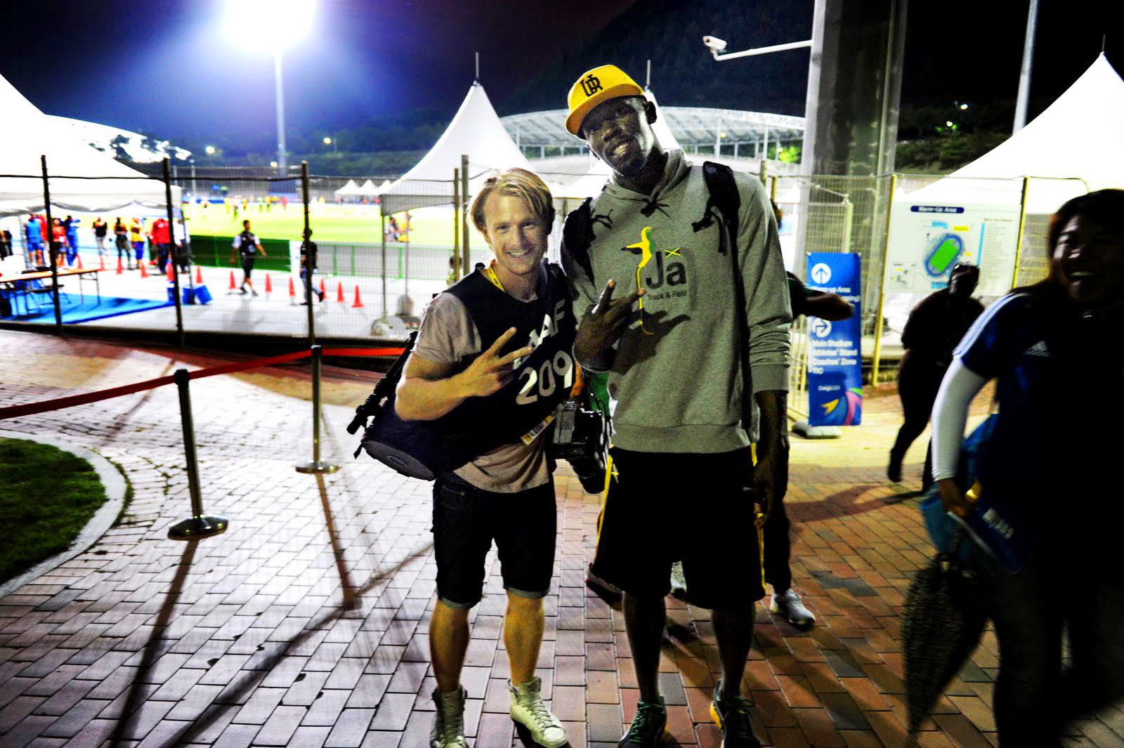 Sportbladets fotograf Jimmy Wixtröm tillsammans med Usain Bolt under VM i Daegu 2011.