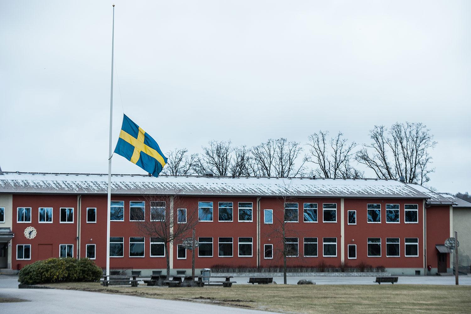 Dagen efter mordet på en 13-årig pojke vajade flaggorna på halv stång i Olofström och en tyst minut hölls för att hedra den döde 13-åringen. 
