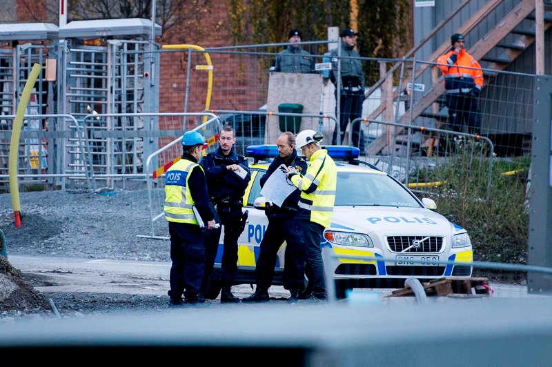 FLERA ANMÄLNINGAR Före dödsolyckan i måndags hade flera tillbud skett på Fortums byggde i Värtahamnen i Stockholm. Trots flera anmälningar till Arbetsmiljöverket stoppades bygget först i går.