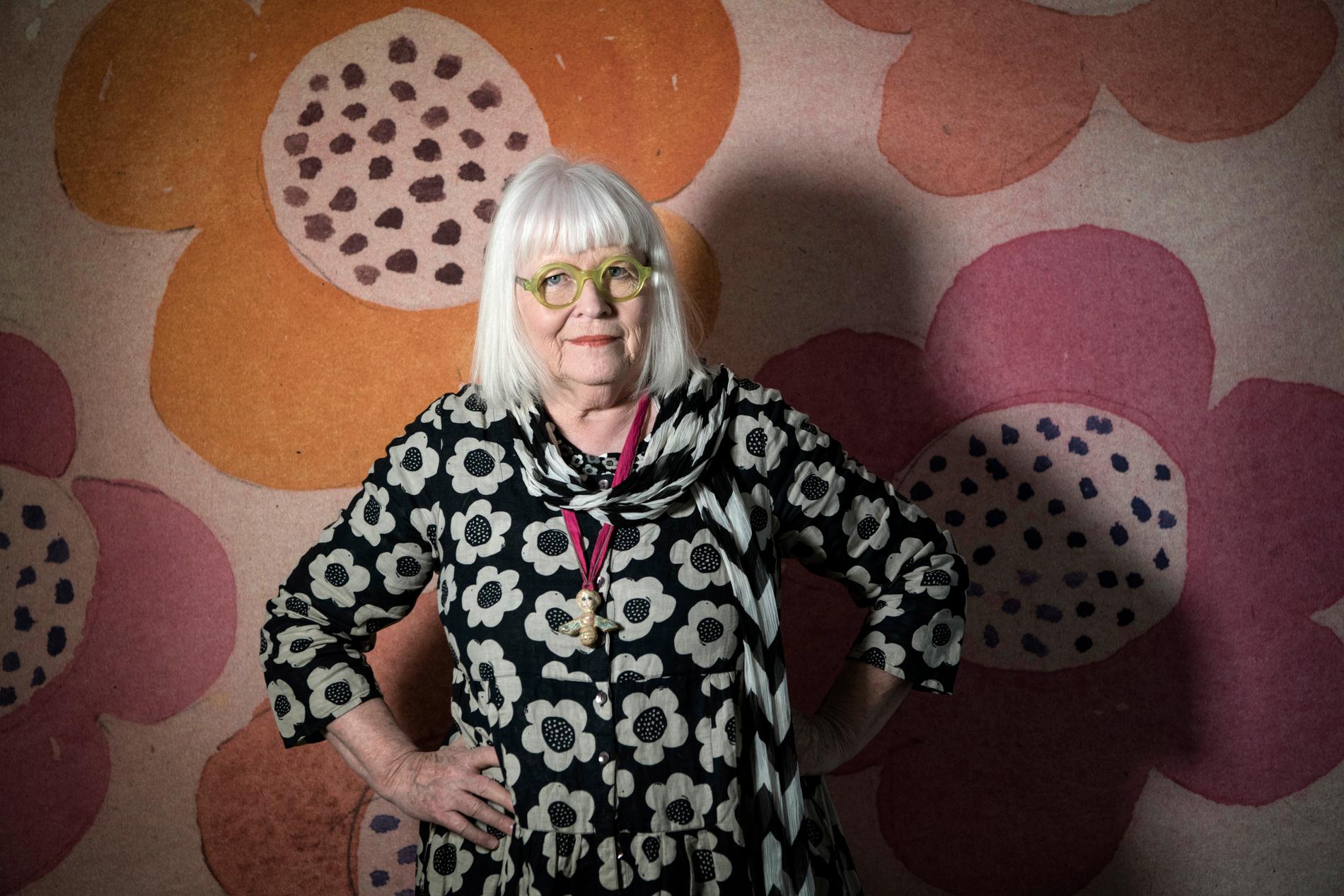 Designern Gudrun Sjödén anklagas för rasism och mobbning.