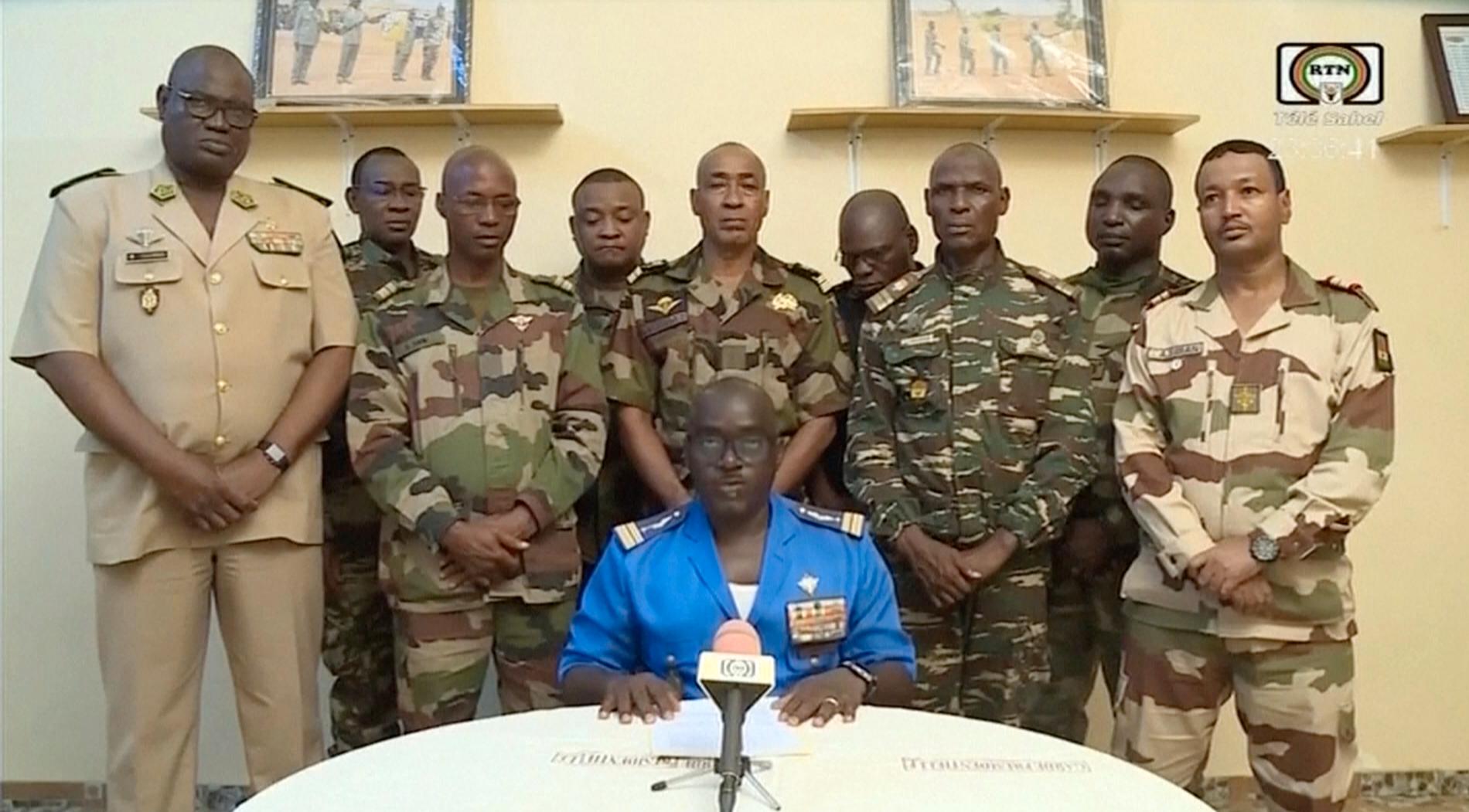 Nigeriska militärer framträdde sent på onsdagen i nationell tv i Niger och uppgav att de avsatt landets president Mohamed Bazoum. De meddelade också att landets gränser stängts och att utegångsförbud råder "tills vidare".