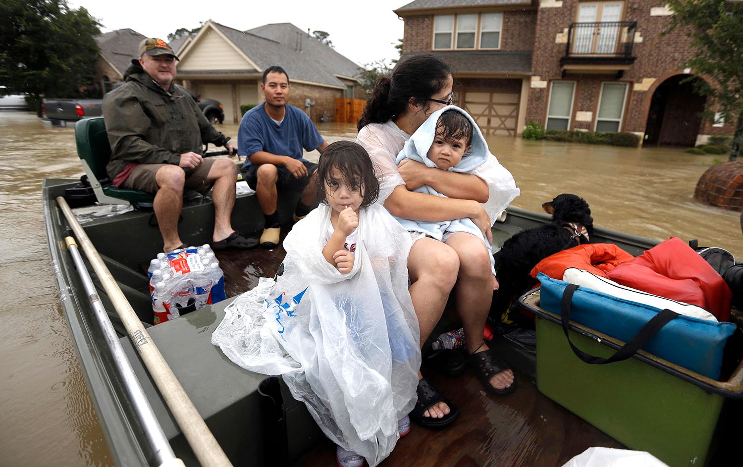 En familj evakueras från sin bostad i Houston. 