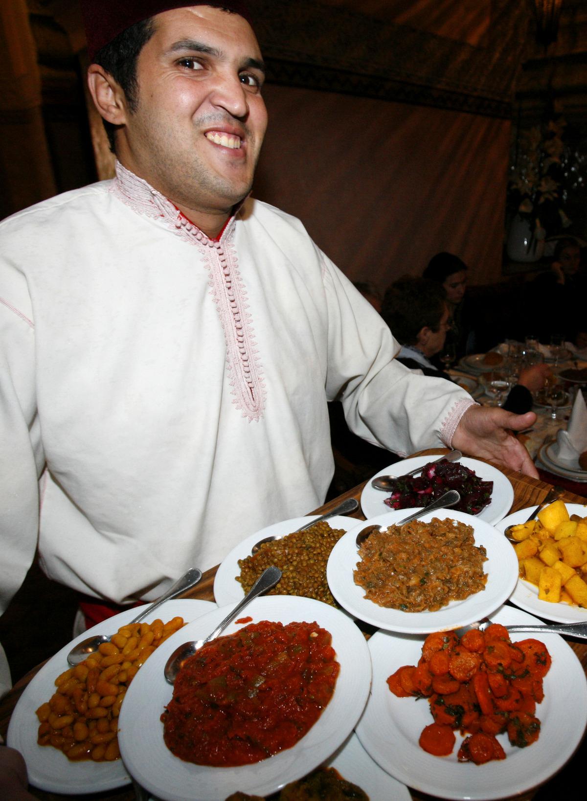 Du behöver aldrig gå hungrig från mysiga restaurangen Ksar El Hamra.