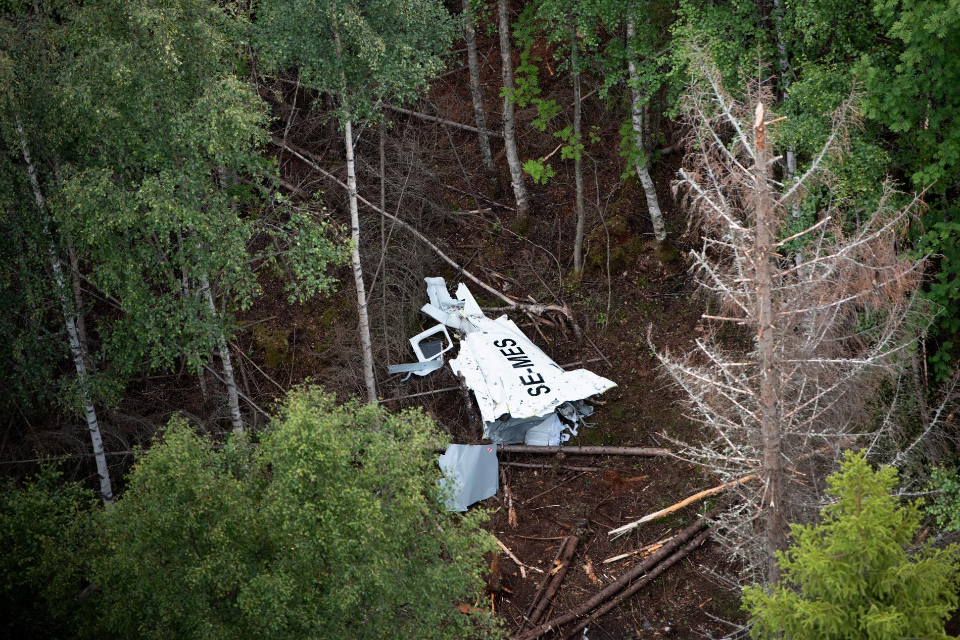 Resterna av flygplanet på Storsandskär i Umeå dagen efter flygolyckan den 14 juli där nio personer omkom. Arkivbild.