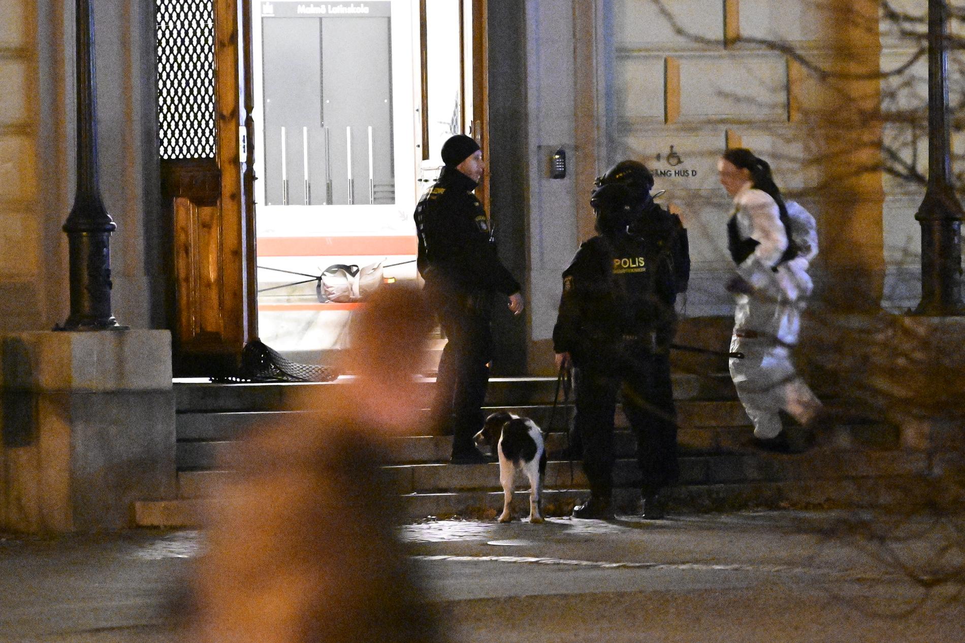 Polisen utanför Malmö Latin efter attacken.