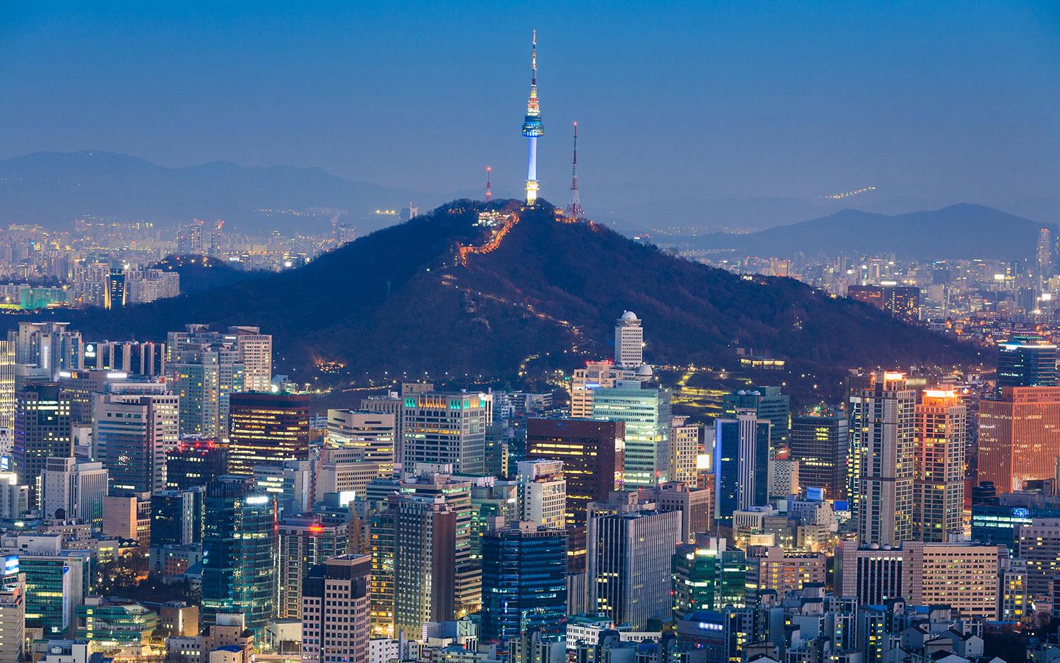 Seoul tower når högst i Sydkoreas huvudstad.