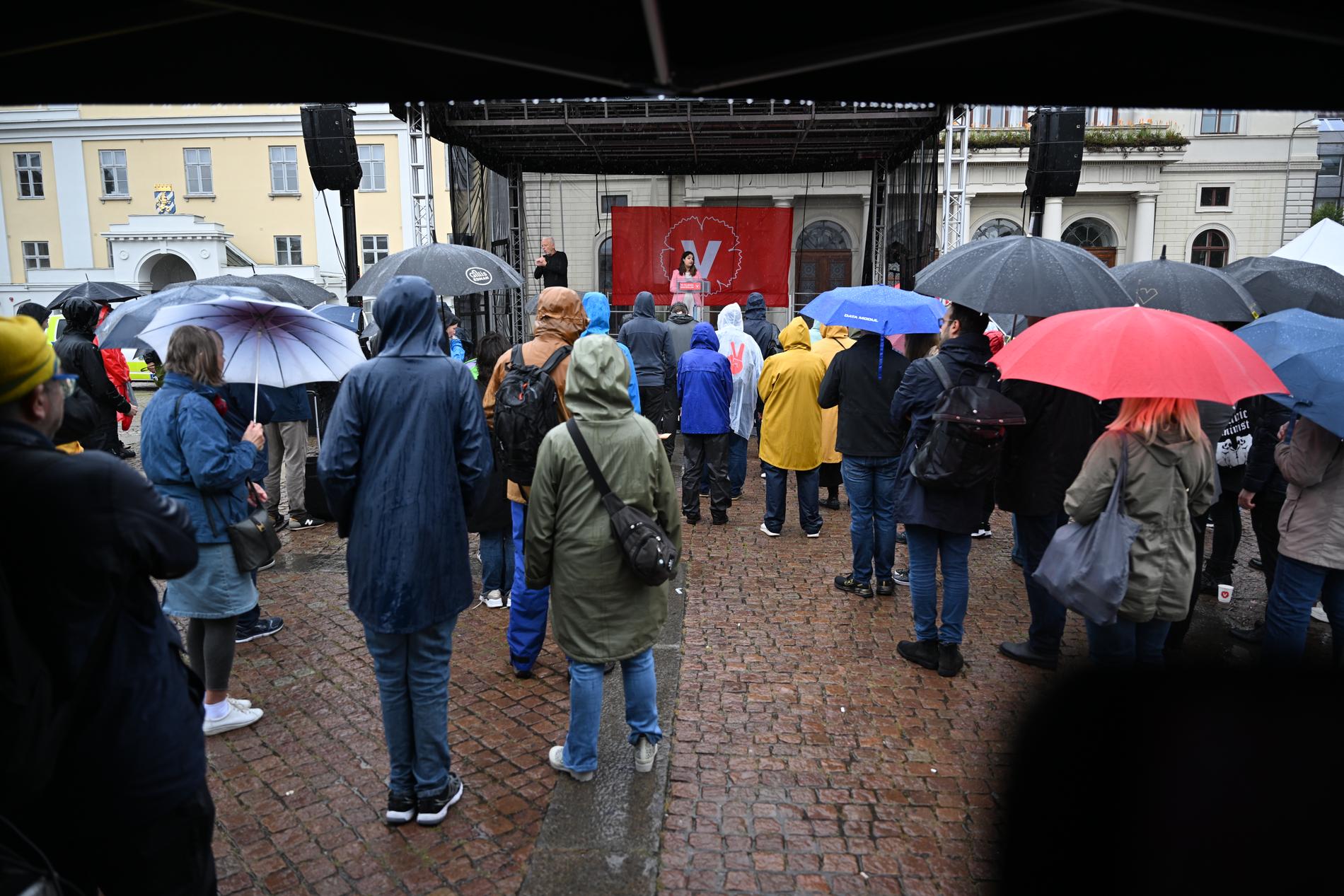 Regnet föll över Göteborg när Nooshi Dadgostar talade på lördagen.