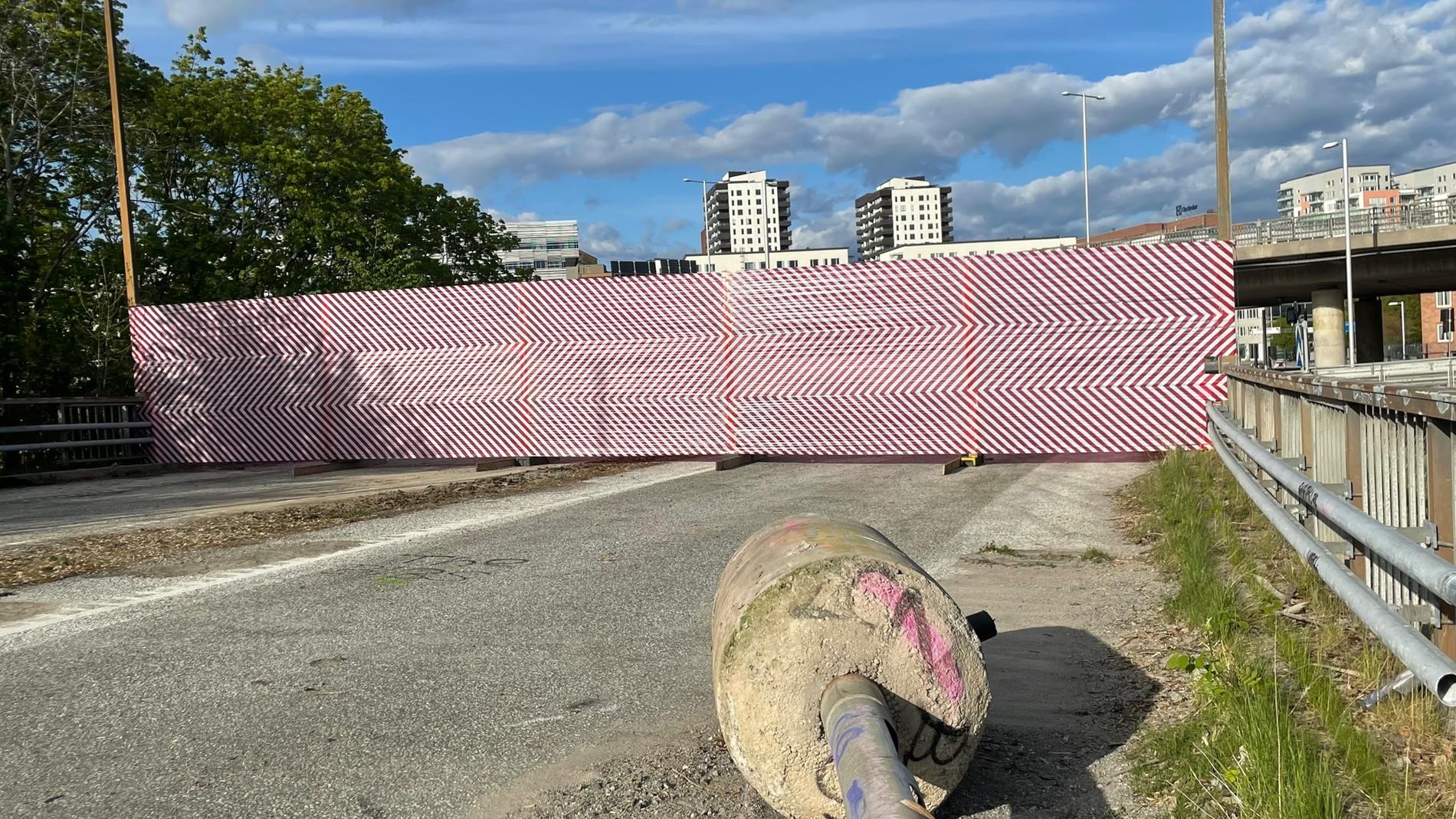 AKAY/OLABO: ”Avspärrning”. Rödvit avspärrningstejp skär av den nedre änden av rampen på utställningen ”Avfart” i Stockholm.