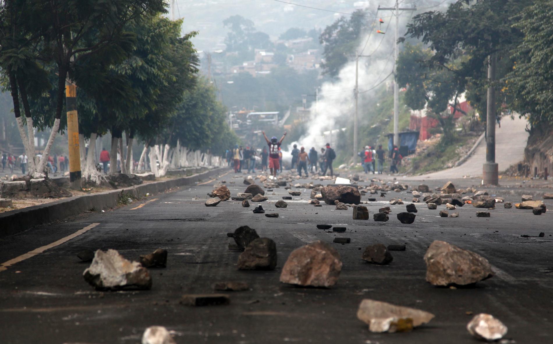 Oppositionsanhängare har placerat ut stora stenblock har ut på gator i Tegucigalpa.