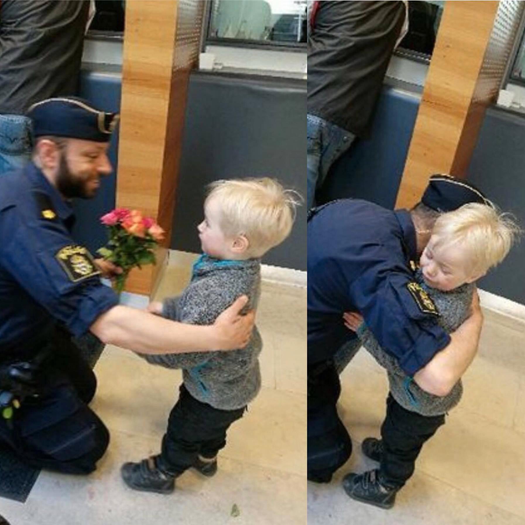 Polisen på Norrmalm fick blommor av en femårig pojke på söndagen.