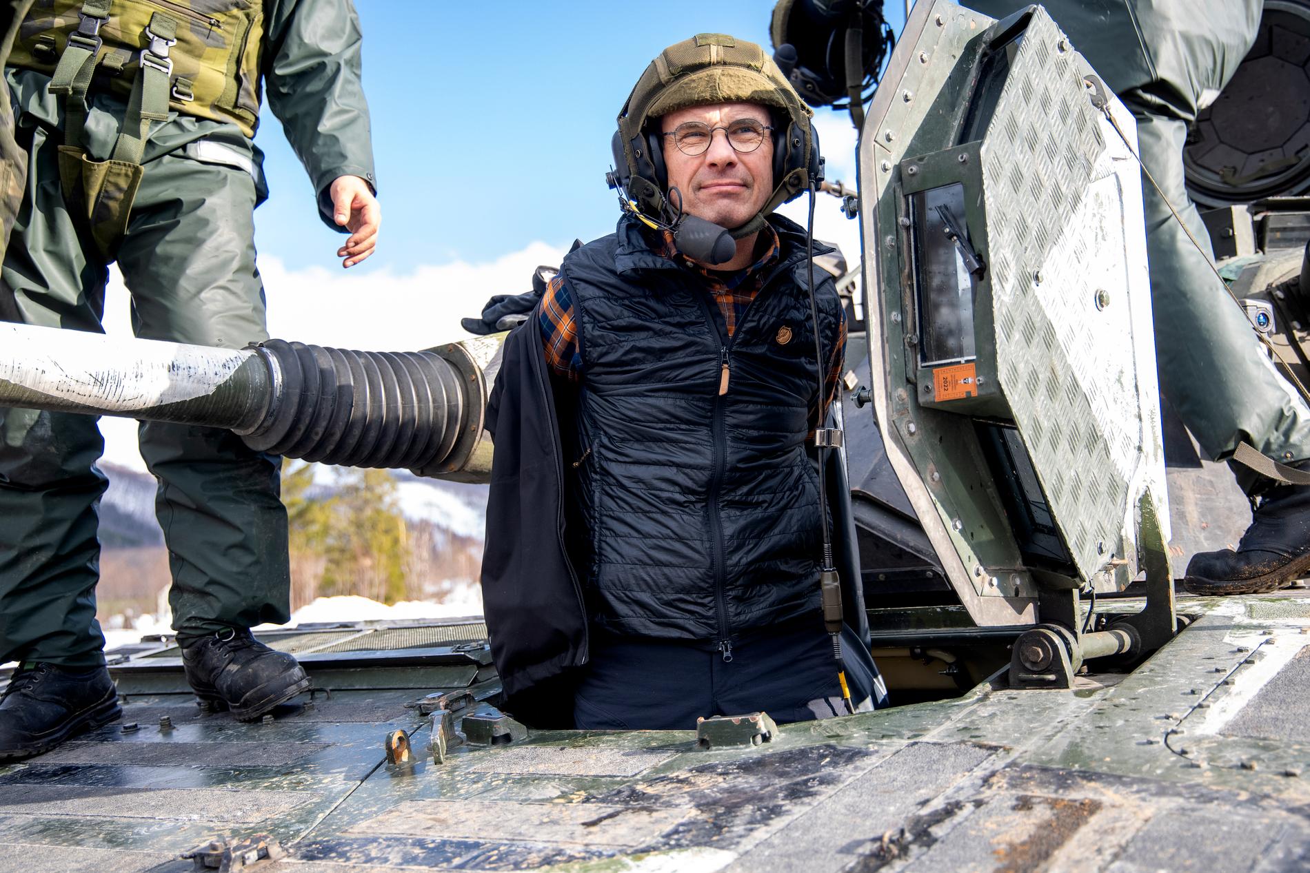 Moderaternas ledare Ulf Kristersson (M) besökte de svenska trupperna i den internationella militärövningen Cold Response 2022 unaför Narvik i nordnorge