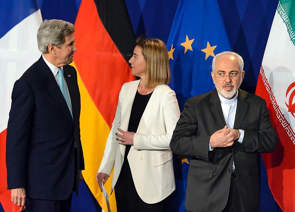 USA:s utrikesminister John Kerry tillsammans med EU:s chef för utrikespolitik Federica Mogherini under förhandlingarna med Irans utrikesminister Javad Zarif. Foto: Laurent Gillieron