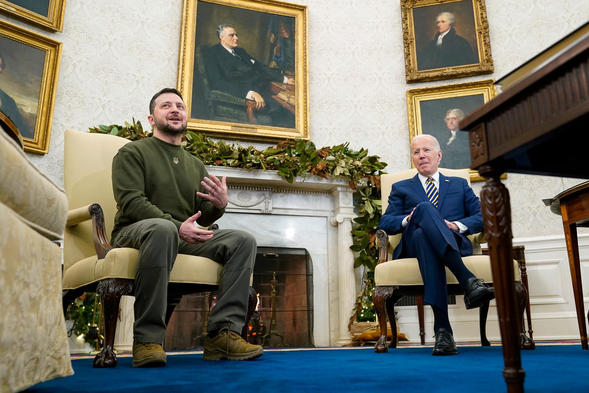Ukrainas Volodymyr Zelenskyj och USA:s Joe Biden i Ovala rummet i vita huset.