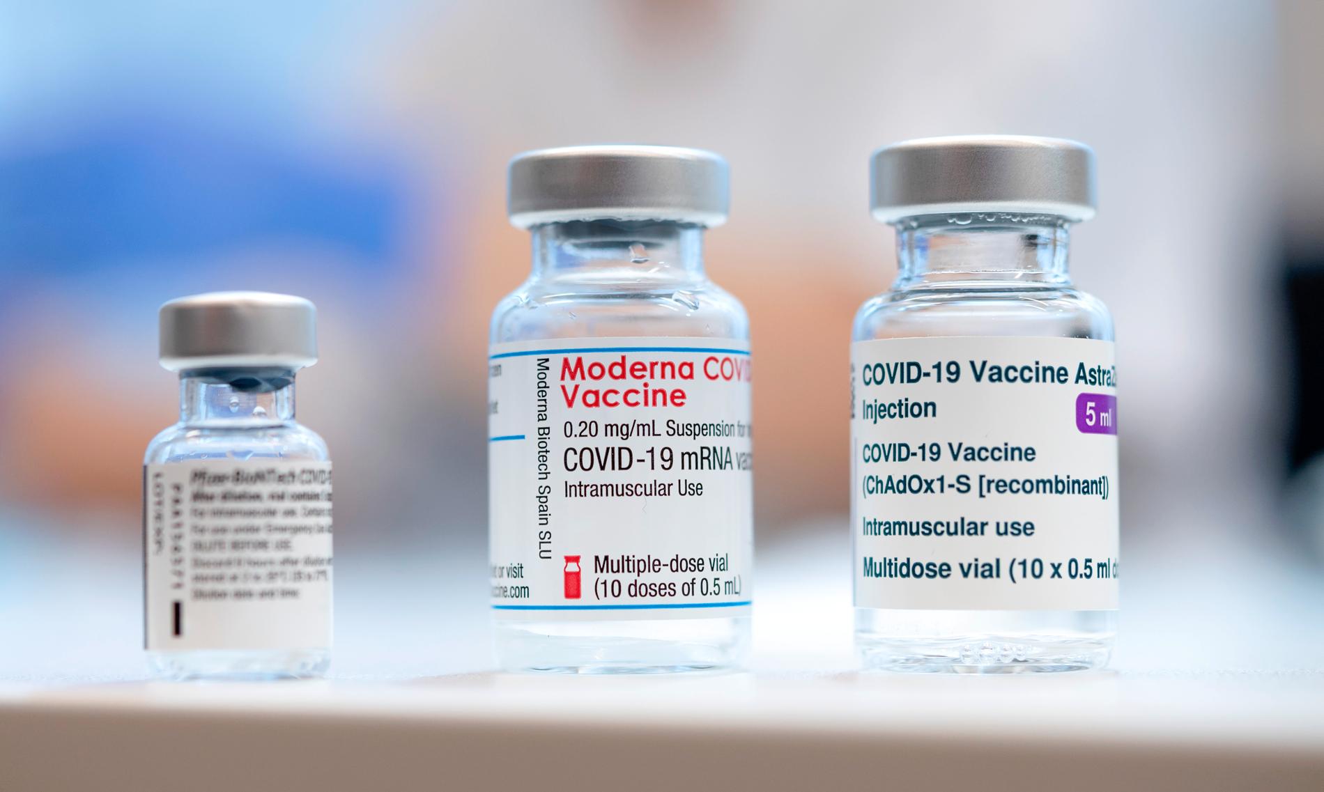 Ampuller med Covid-19 vaccin från Pfizer, Moderna och Astra Zeneca.