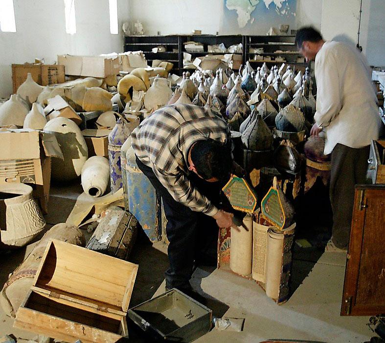Bagdadbor inspekterar förödelsen på Nationalmuseet efter plundringsvågen 2003.