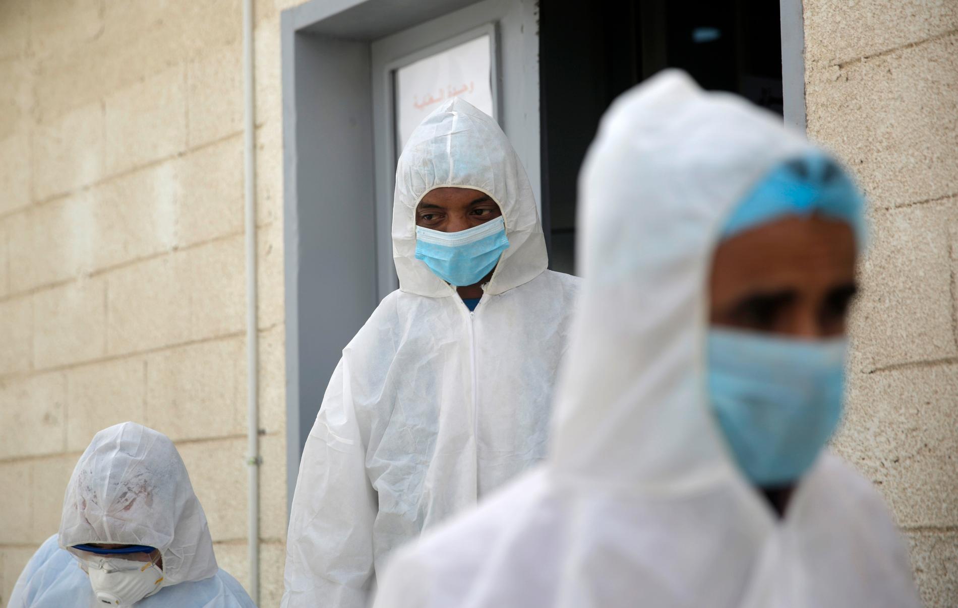 Vårdpersonal förbereder en isolerad avdelning för smittade av coronaviruset i Sanaa i Jemen.
