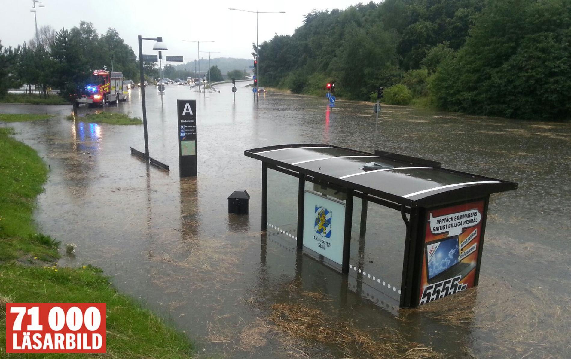 En rejäl vattenansamling vid Marklandsgatan satte en busshållplats halvt under vatten.