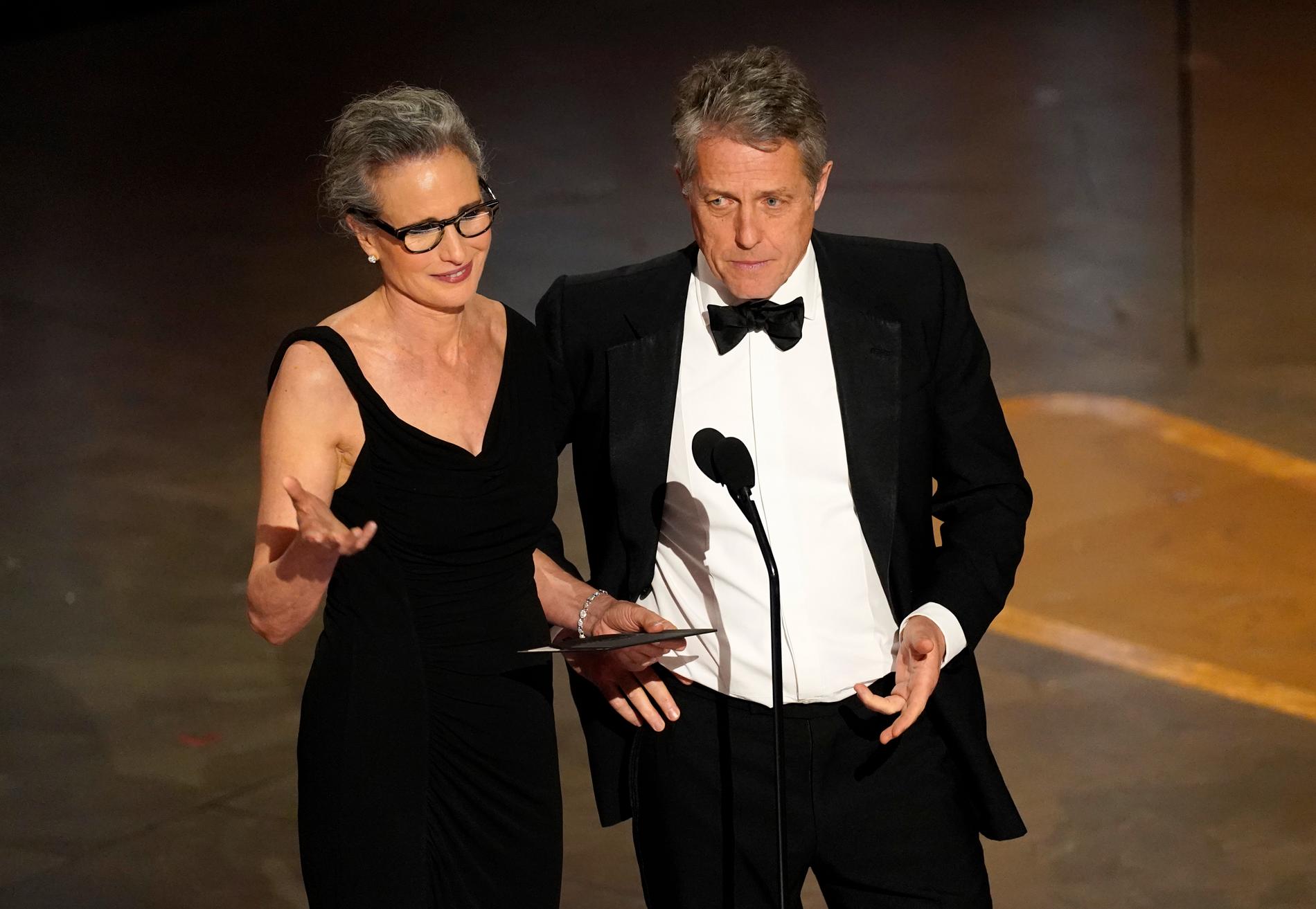 Andie MacDowell och Hugh Grant delade ut pris på Oscarsgalan.