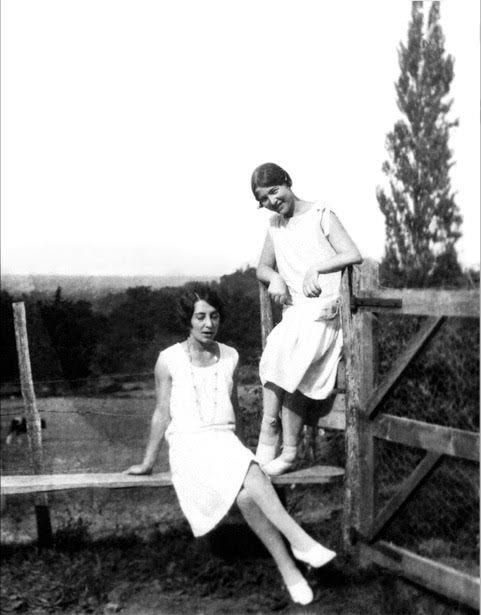 Zaza, eller Élisabeth Lacoin, tillsammans med Simone de Beauvoir som skrev om sin barn- och ungdomsvän i flera böcker.