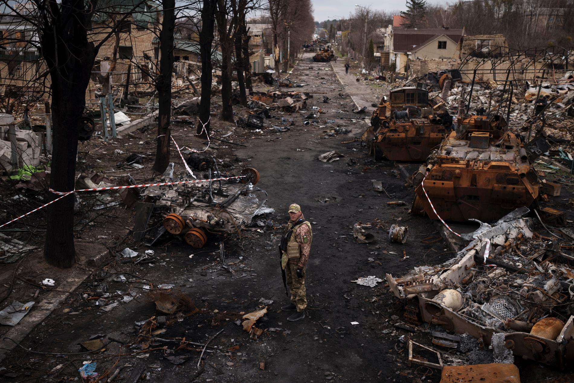 En ukrainska soldat i Butja efter att Ryssland dragit sig tillbaka från staden. Arkivbild.