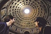 Pantheon är en av Roms många unika byggnader. Kejsar Hadrianus lät uppföra rotundan, där hålet i mitten är rummets enda ljuskälla, 118–125 e. Kr.