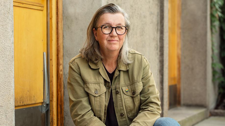 Bodil Sjöström är författare och journalist och har i många år arbetat med hiv-frågor på Noaks ark. Nu är hon aktuell med boken ”Där kärlek sker”.