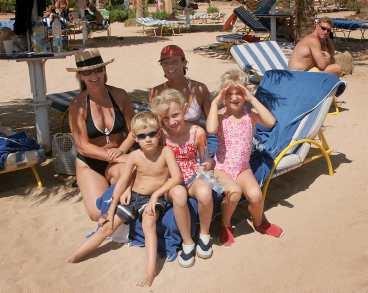 Agneta Fröjdh, 44, är i Sharm el-Sheikh med barnen Calle, 5, och Louise, 9. Både hon och väninnan Pernilla Österström, 37, med dottern Wilma, 7, har märkt att det är mindre folk än vanligt på den populära semesterorten efter terrorbombningarna. Men de känner sig trygga. "Säkerheten är högre", säger Agneta (längst till vänster).