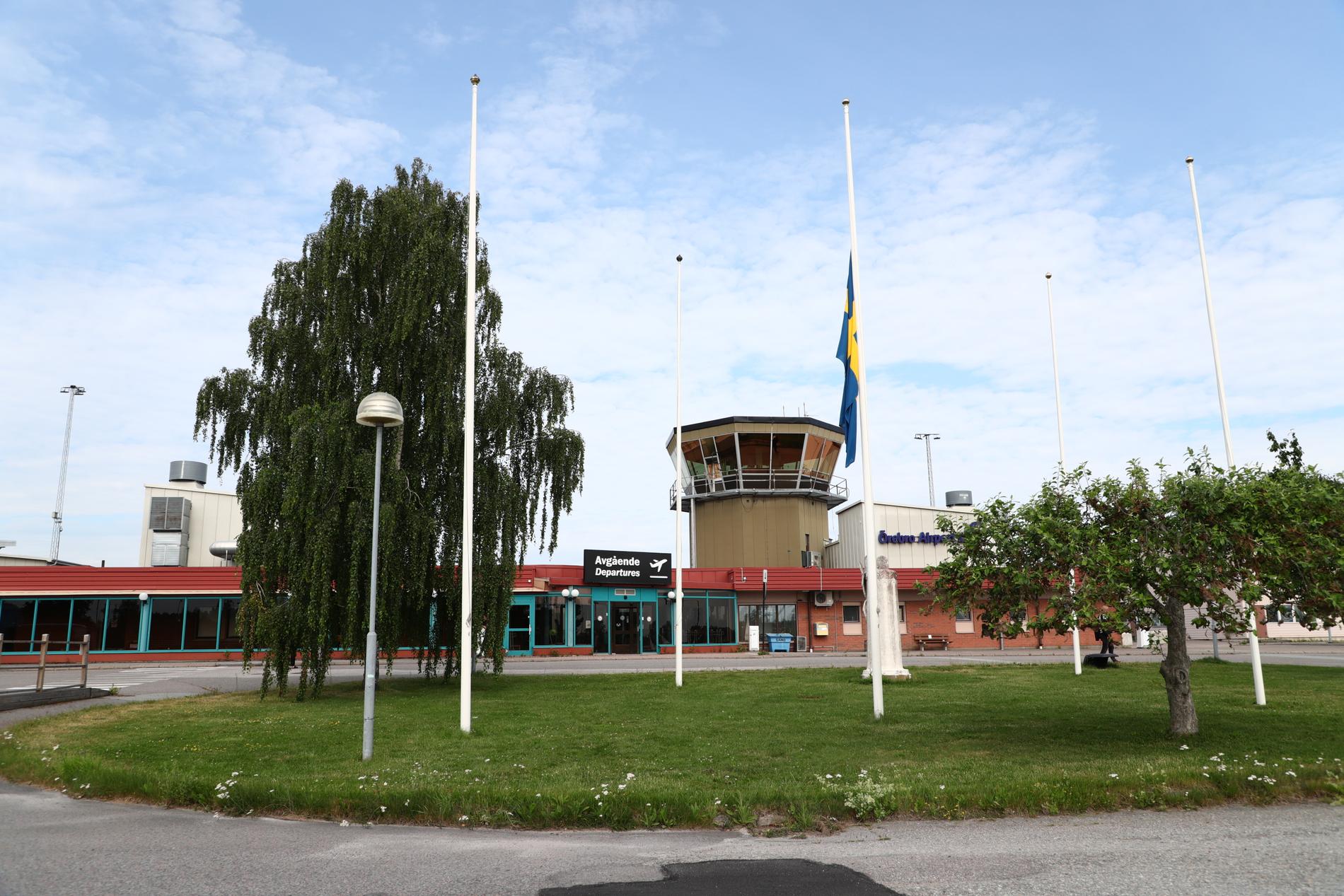 En flagga på halv stång vid flygplatsen i Örebro. Nio personer dog i torsdagens olycka.