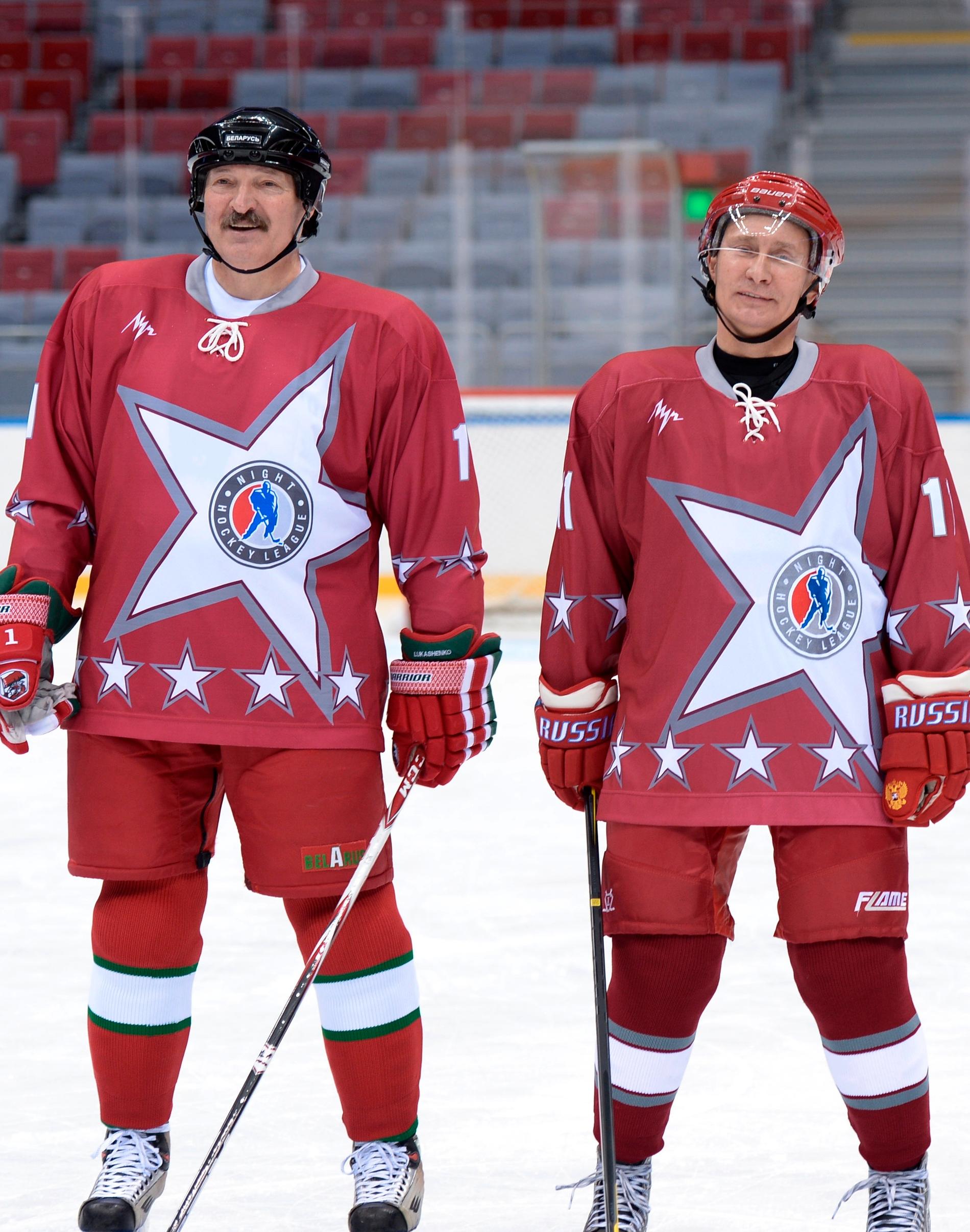 Belarus Aleksandr Lukasjenko och Rysslands Vladimir Putin på en gemensam propagandabild. Iförda ishockey-mundering