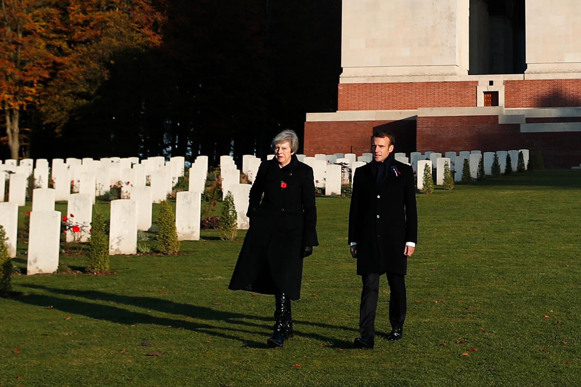 Storbritanniens premiärminister Theresa May och Frankrikes president Emmanuel Macron vid förstavärldskrigsmonumentet i Thiepval i norra Frankrike.