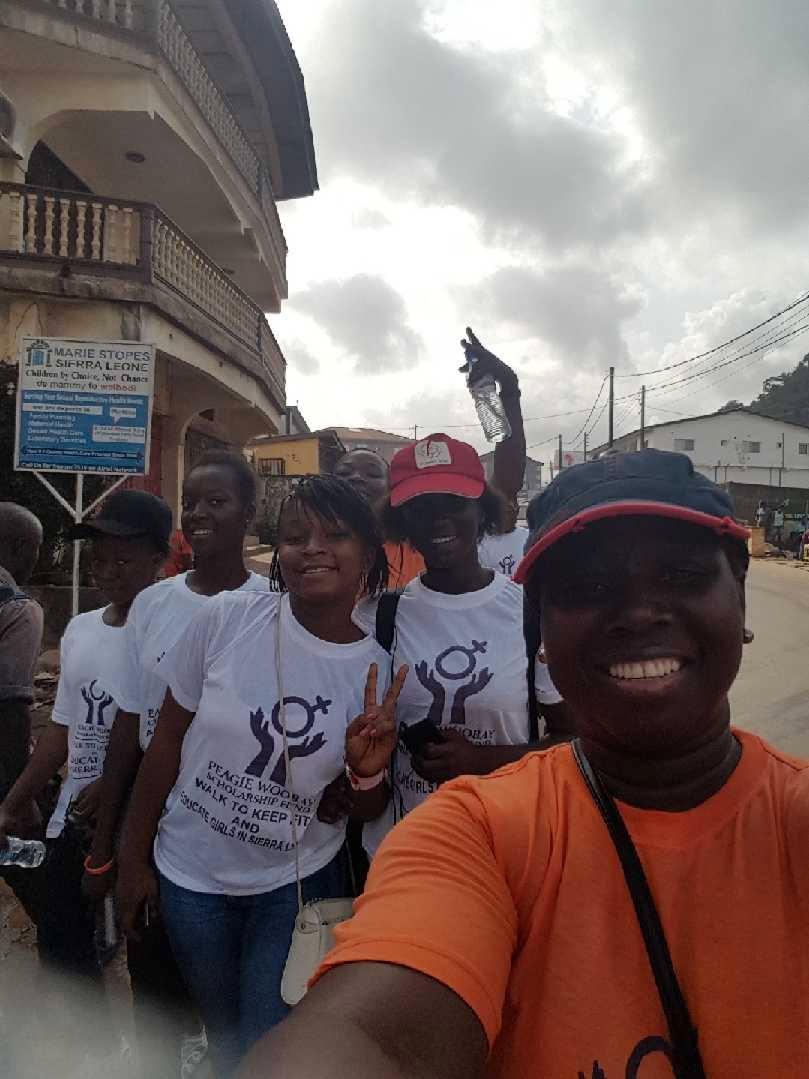 I april ordnade Peagie en marsch för flickors utbildning och hälsa i Sierra Leones huvudstad Freetown. Den drog in 25 000 kronor.